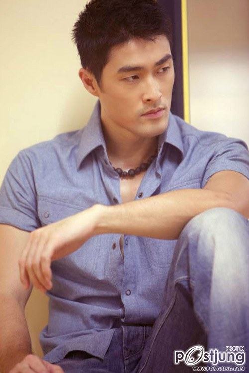 Johnny Tr&iacute; Nguyễn