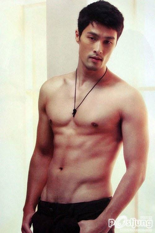 Johnny Tr&iacute; Nguyễn