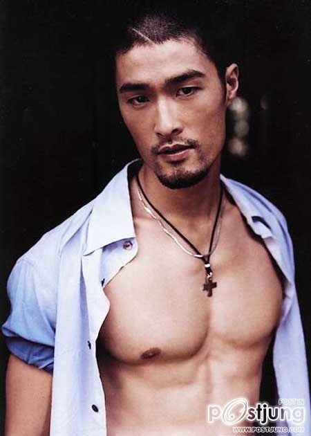 Johnny Tr&iacute; Nguyễn