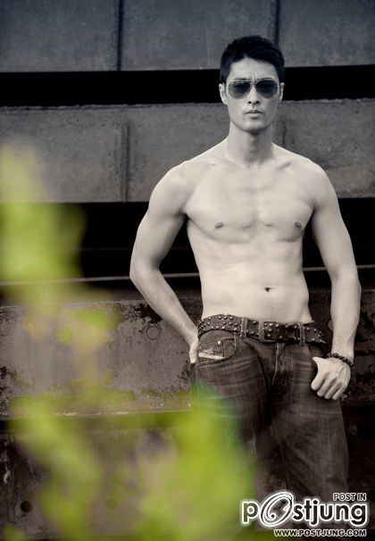 Johnny Tr&iacute; Nguyễn