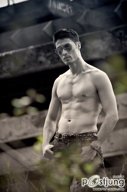 Johnny Tr&iacute; Nguyễn