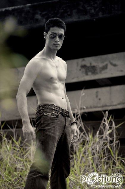 Johnny Tr&iacute; Nguyễn