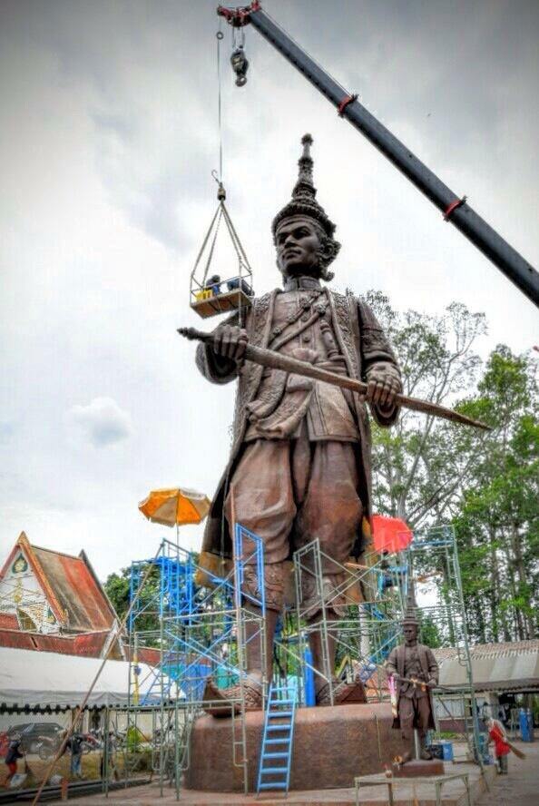 เกิดเหตุระหว่างเคลื่อนย้ายรูปหล่อสมเด็จพระนารายณ์!