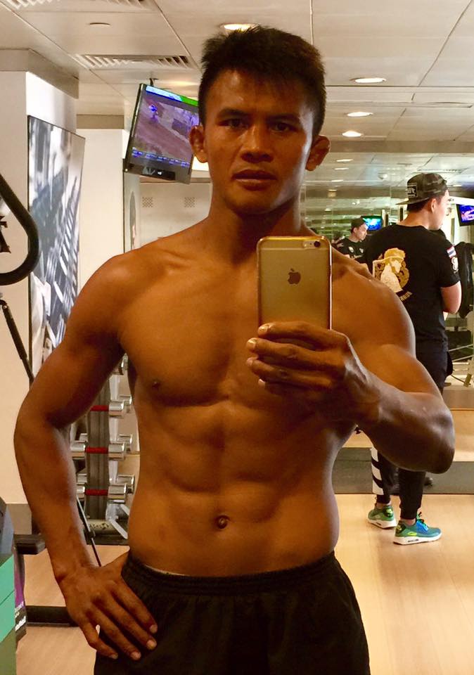 บัวขาว ฟิตร่างกายก่อนขึ้นช่างน้ำหนักเย็นนี้ !!