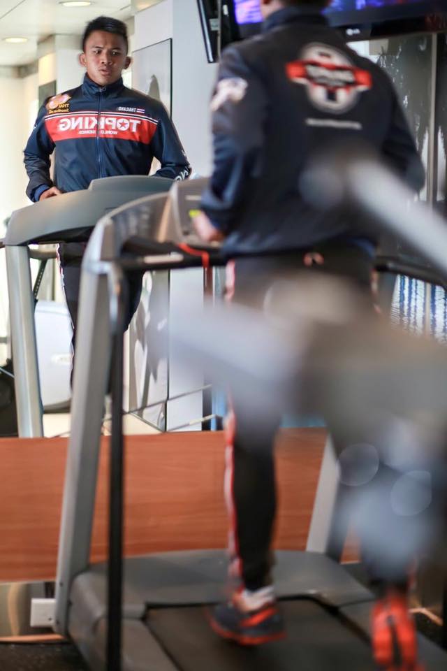 บัวขาว ฟิตร่างกายก่อนขึ้นช่างน้ำหนักเย็นนี้ !!