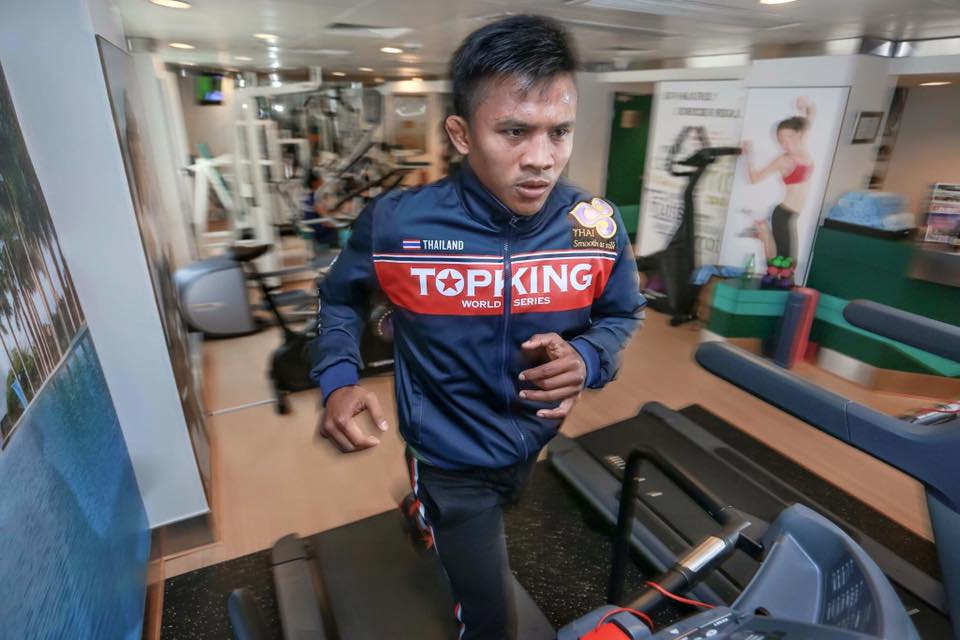 บัวขาว ฟิตร่างกายก่อนขึ้นช่างน้ำหนักเย็นนี้ !!