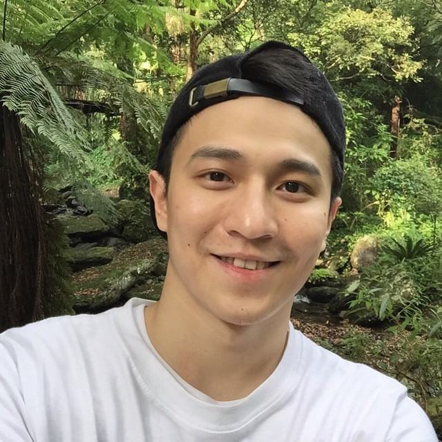 หนุ่มตี๋ Chuck Wang