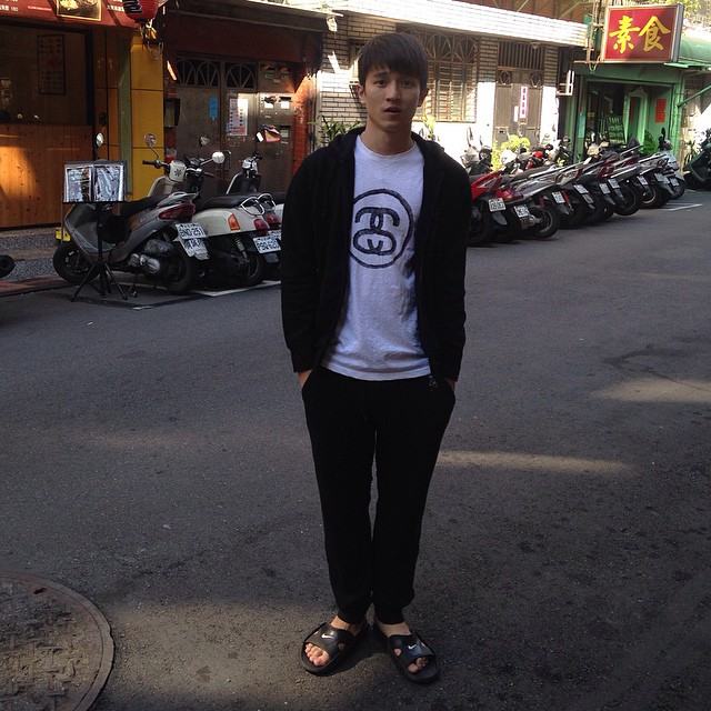 หนุ่มตี๋ Chuck Wang