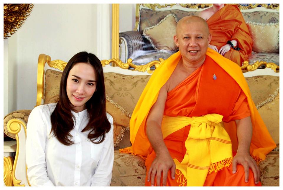 อั้ม พัชราภา ทำบุญน่ารักกับเด็กมากๆ