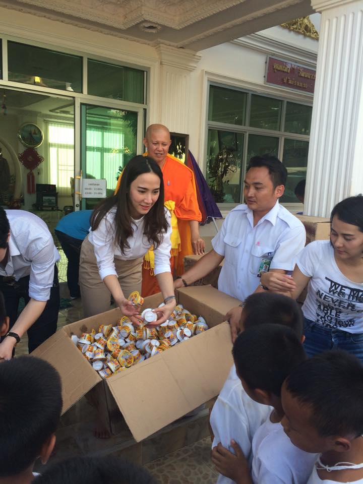 อั้ม พัชราภา ทำบุญน่ารักกับเด็กมากๆ