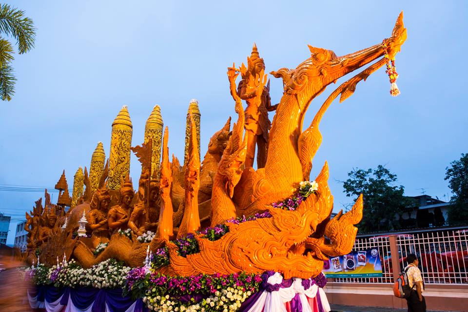 งานประเพณีแห่เทียนเข้าพรรษาอุบลราชธานี