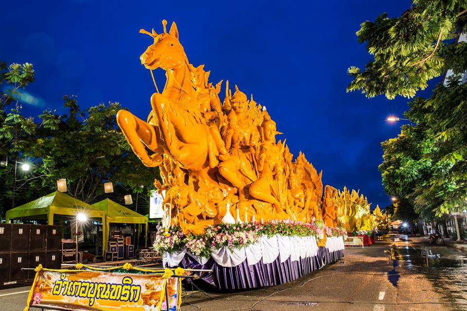 งานประเพณีแห่เทียนเข้าพรรษาอุบลราชธานี