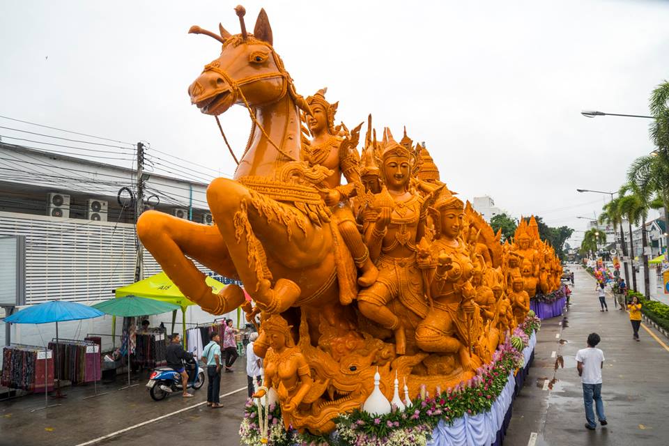 งานประเพณีแห่เทียนเข้าพรรษาอุบลราชธานี