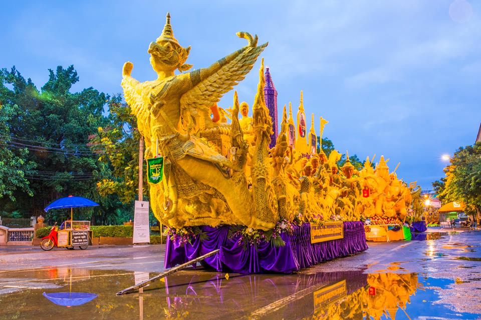 งานประเพณีแห่เทียนเข้าพรรษาอุบลราชธานี