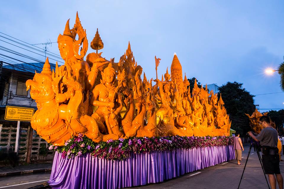 งานประเพณีแห่เทียนเข้าพรรษาอุบลราชธานี