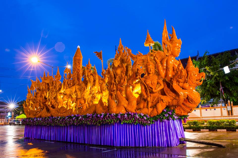 งานประเพณีแห่เทียนเข้าพรรษาอุบลราชธานี