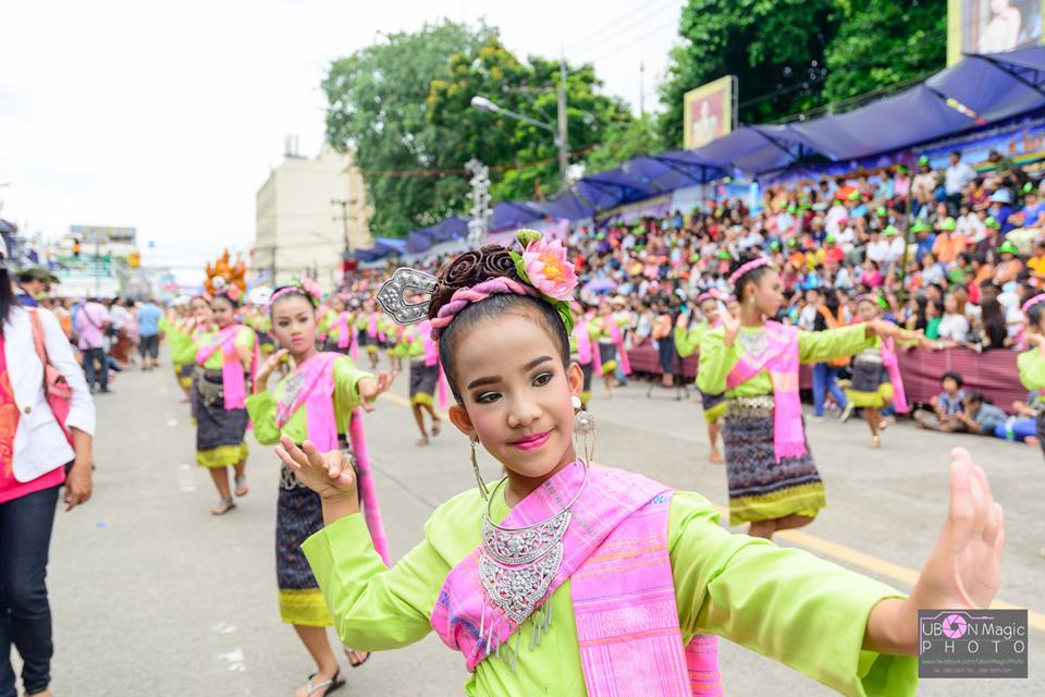 งานประเพณีแห่เทียนเข้าพรรษาอุบลราชธานี