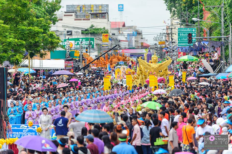 งานประเพณีแห่เทียนเข้าพรรษาอุบลราชธานี