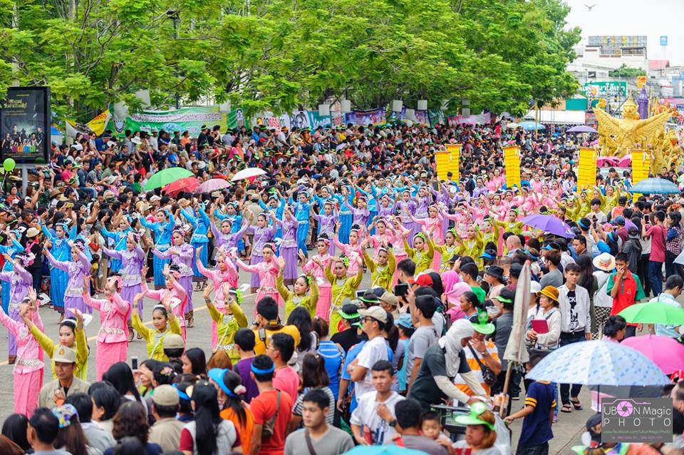 งานประเพณีแห่เทียนเข้าพรรษาอุบลราชธานี