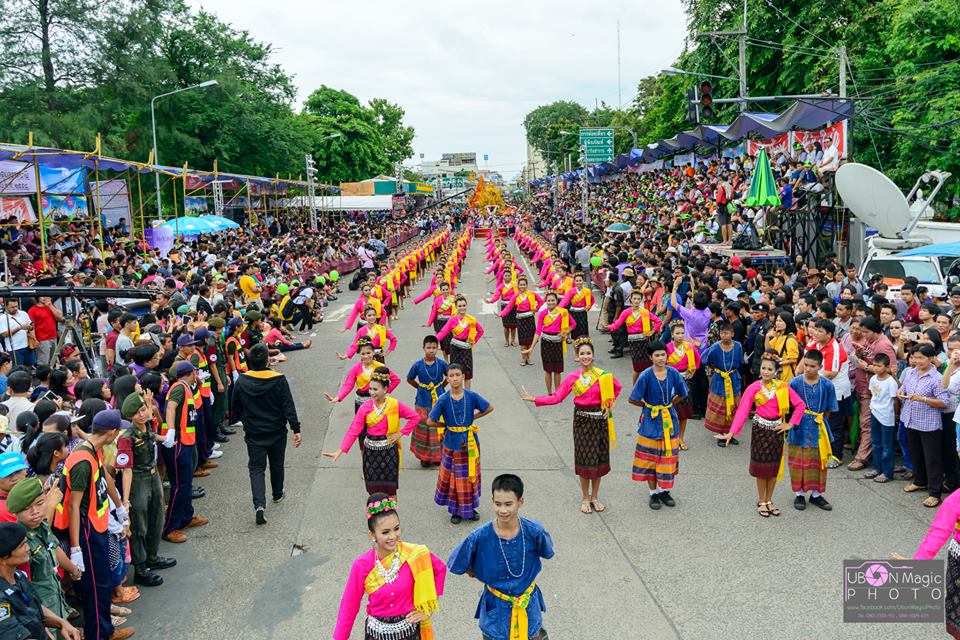 งานประเพณีแห่เทียนเข้าพรรษาอุบลราชธานี