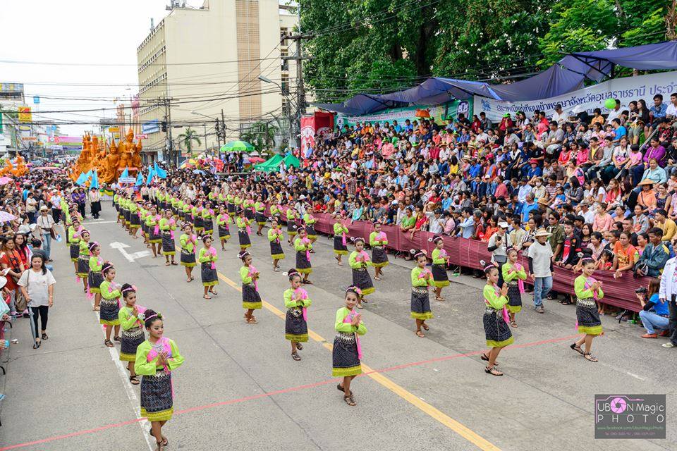 งานประเพณีแห่เทียนเข้าพรรษาอุบลราชธานี