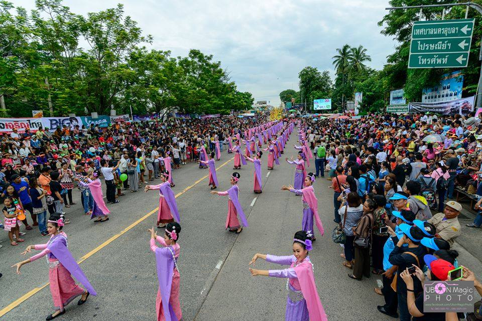 งานประเพณีแห่เทียนเข้าพรรษาอุบลราชธานี
