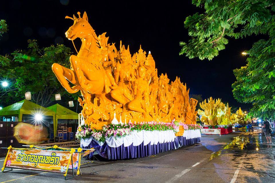 งานประเพณีแห่เทียนเข้าพรรษาอุบลราชธานี