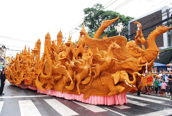 บรรยากาศงาน "เเห่เทียนพรรษา" โคราช