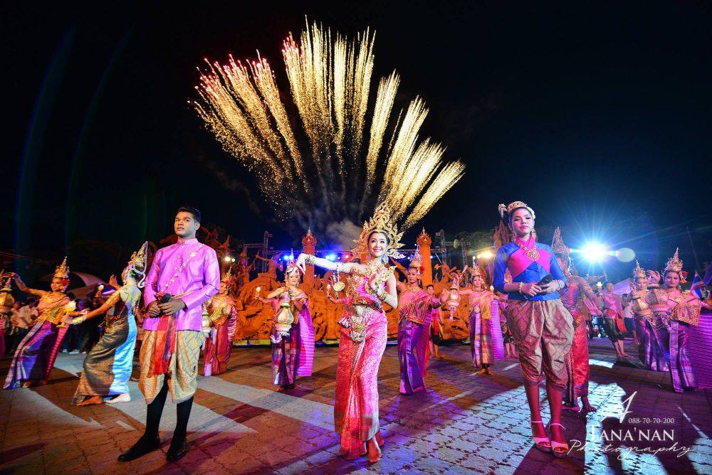 บรรยากาศงาน "เเห่เทียนพรรษา" โคราช