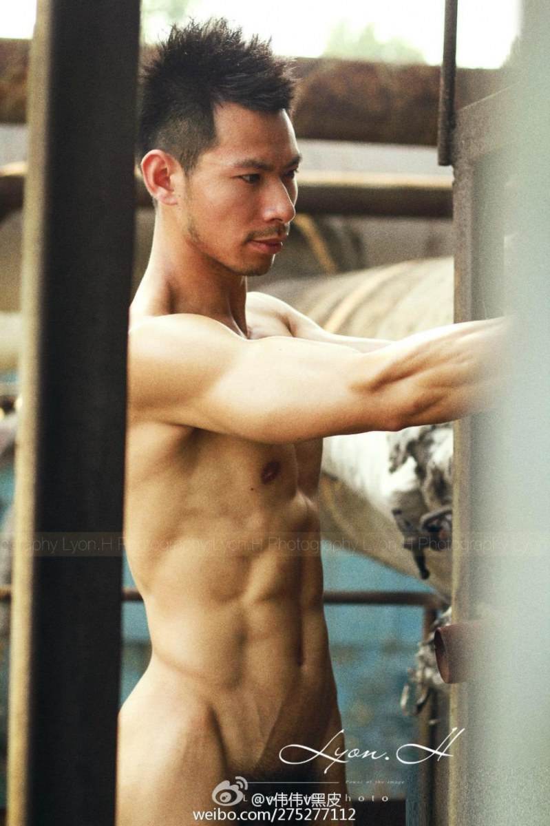 ชายมากมายหลายหีบ024