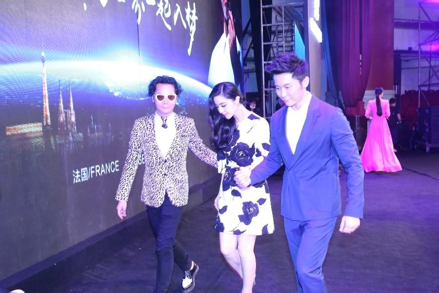 Fan Bing Bing สวยเจิดควงแฟนหนุ่ม Li Chen สวีทหวานออกงานคู่กันที่เมืองฉงชิ่ง