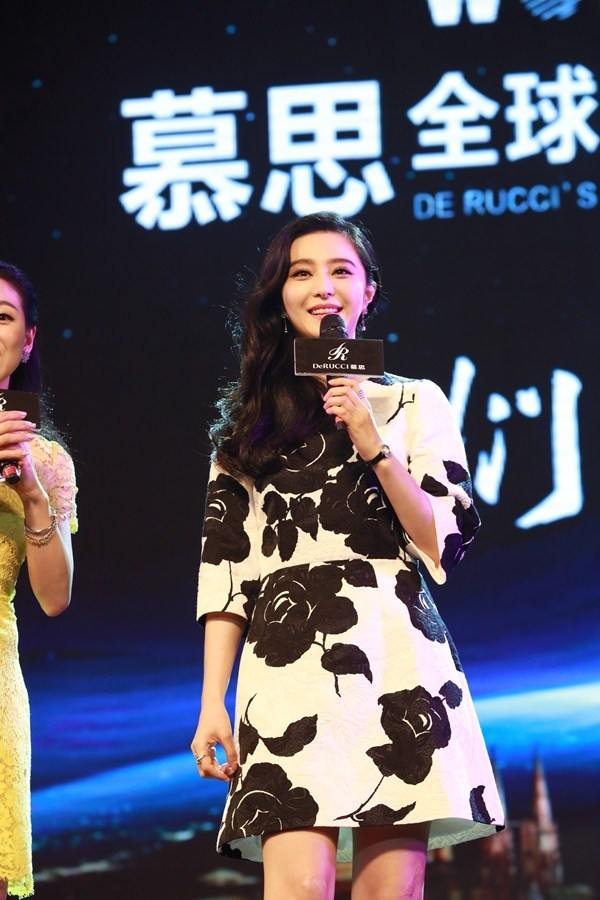 Fan Bing Bing สวยเจิดควงแฟนหนุ่ม Li Chen สวีทหวานออกงานคู่กันที่เมืองฉงชิ่ง