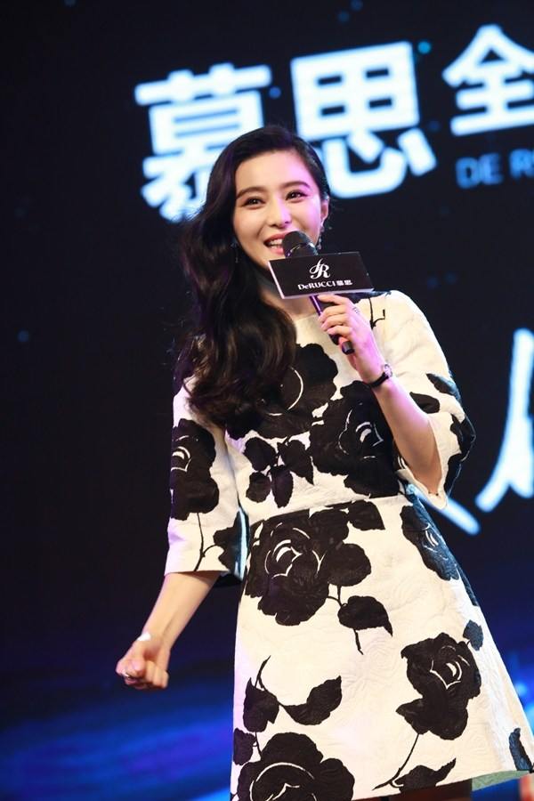 Fan Bing Bing สวยเจิดควงแฟนหนุ่ม Li Chen สวีทหวานออกงานคู่กันที่เมืองฉงชิ่ง