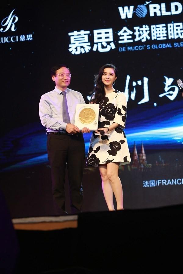 Fan Bing Bing สวยเจิดควงแฟนหนุ่ม Li Chen สวีทหวานออกงานคู่กันที่เมืองฉงชิ่ง