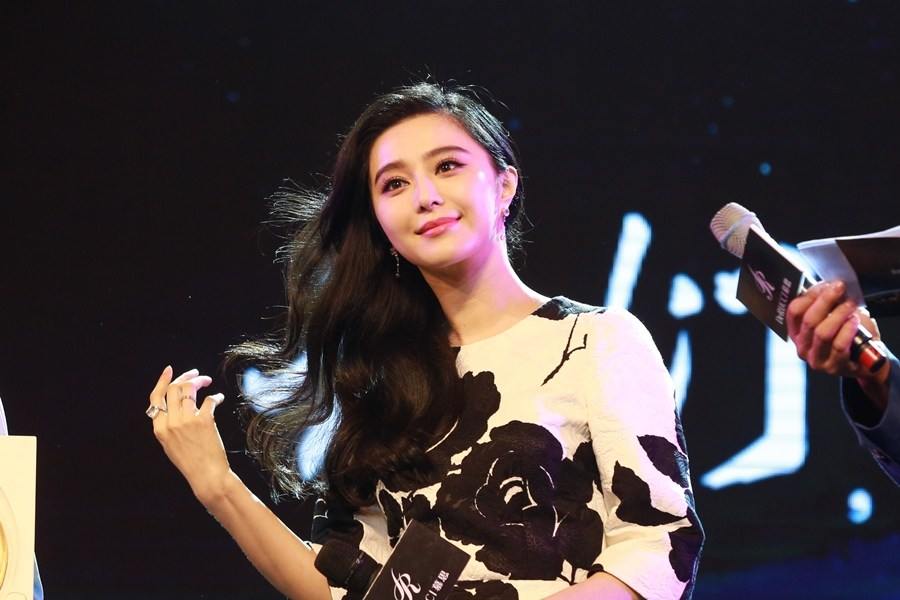 Fan Bing Bing สวยเจิดควงแฟนหนุ่ม Li Chen สวีทหวานออกงานคู่กันที่เมืองฉงชิ่ง