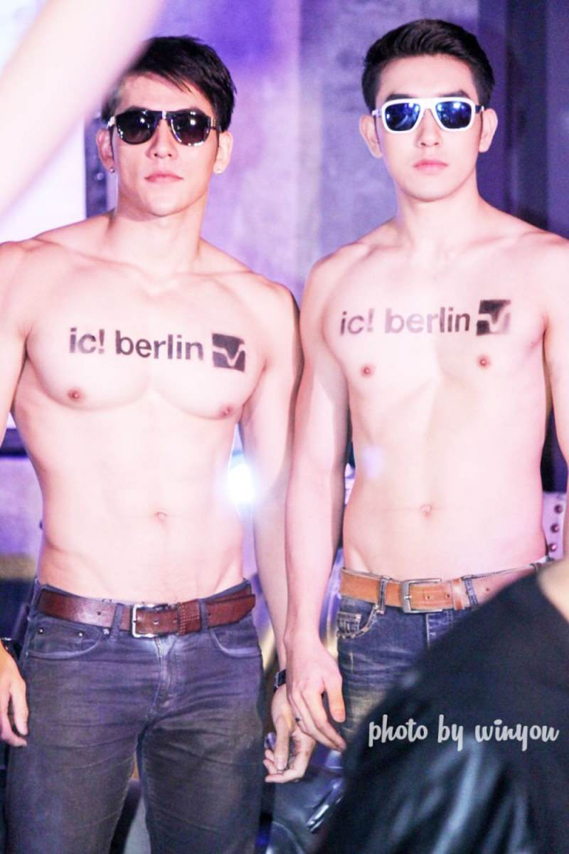 กล้าม วงแขน นม เลียๆ
