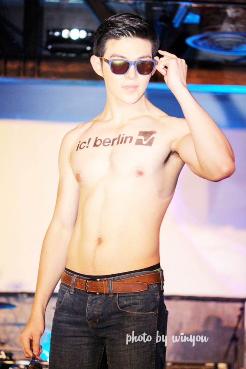 กล้าม วงแขน นม เลียๆ