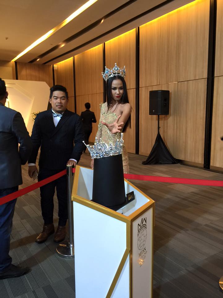 เมญ่า นนธวรรณ - ชุดทองคำ @miss thailand world