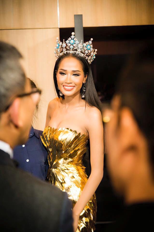 เมญ่า นนธวรรณ - ชุดทองคำ @miss thailand world