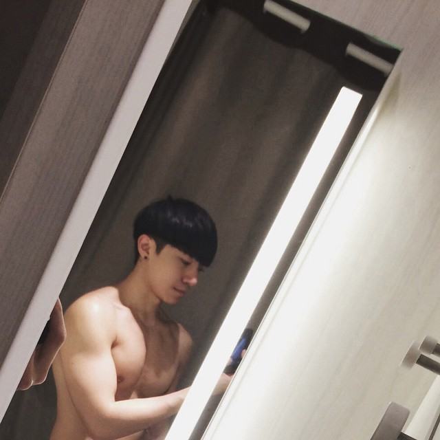 หนุ่มตี๋ล่ำ IG@XEXH