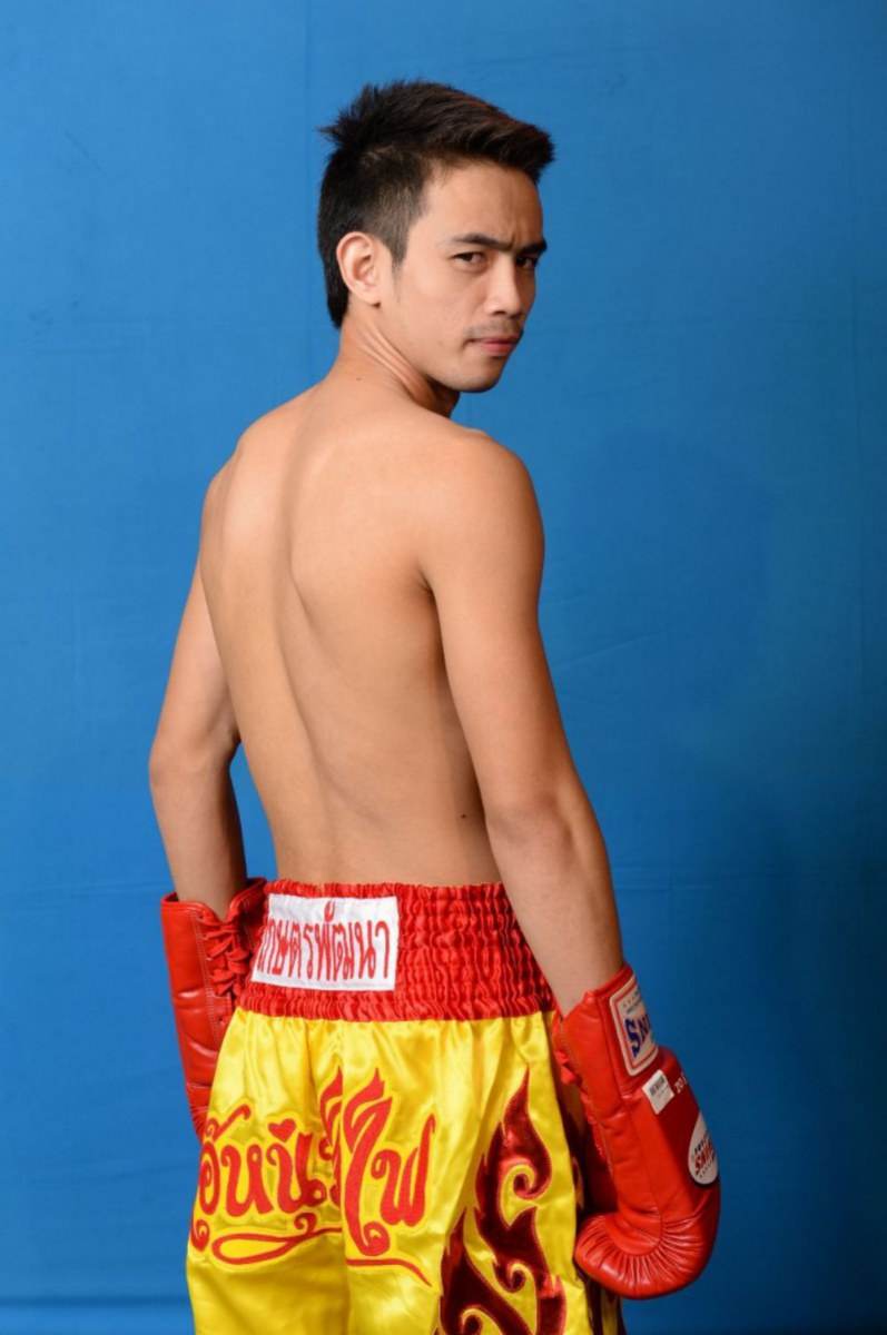 เลียหนุ่มหุ่นนักกีฬา