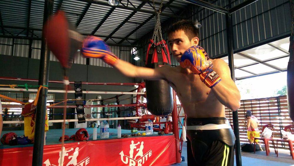 เลียหนุ่มหุ่นนักกีฬา