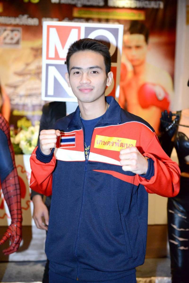 เลียหนุ่มหุ่นนักกีฬา