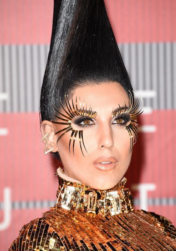 แฟชั่นพรมแดงงานประกาศรางวัล MTV Video Music Awards 2015 ของเหล่านักร้องซุปตาร์ต่างประเทศ