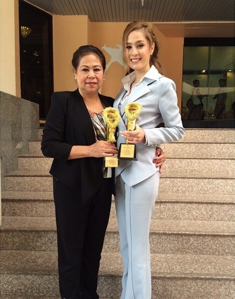 ขวัญ อุษามณี สวย เท่ ควงคุณแม่ รับรางวัล "ลูกกตัญญู" @มาลัยสยาม 2015