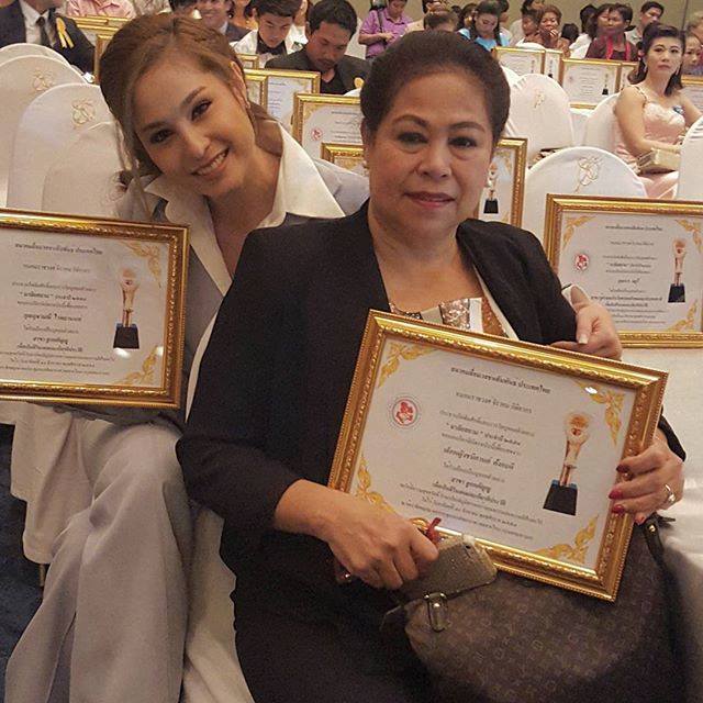 ขวัญ อุษามณี สวย เท่ ควงคุณแม่ รับรางวัล "ลูกกตัญญู" @มาลัยสยาม 2015