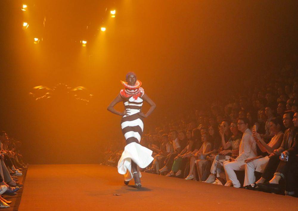 4 SEP'05 HOOK'S  ELLE FASHION WEEK THAILAND 2015