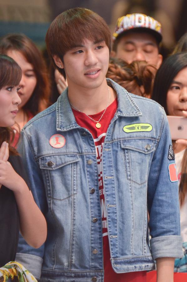 กรี๊ดลั่น!ไวท์ โชว์บล๊อกกิ้งเดินแบบ มีตกใจด้วยนะแมนมากได้พวงมาลัยเงินเพียบ ที่ CW