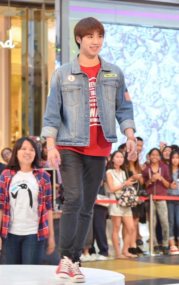 กรี๊ดลั่น!ไวท์ โชว์บล๊อกกิ้งเดินแบบ มีตกใจด้วยนะแมนมากได้พวงมาลัยเงินเพียบ ที่ CW