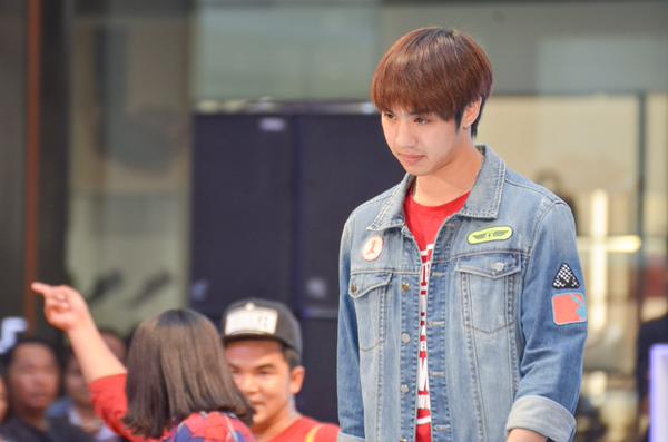 กรี๊ดลั่น!ไวท์ โชว์บล๊อกกิ้งเดินแบบ มีตกใจด้วยนะแมนมากได้พวงมาลัยเงินเพียบ ที่ CW